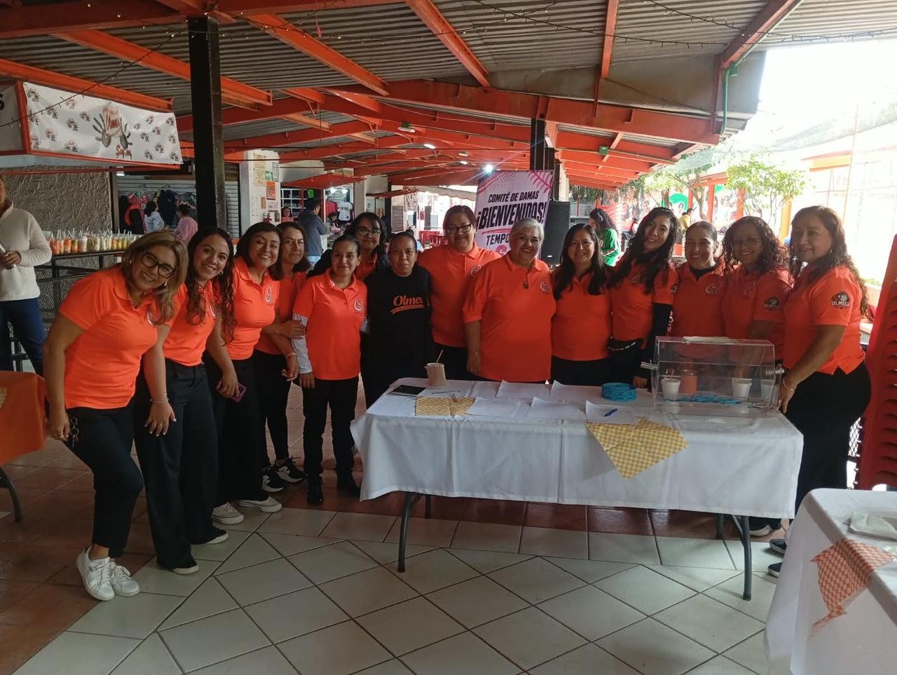 El Comité de Damas reunido alrededor de una mesa en la liga.