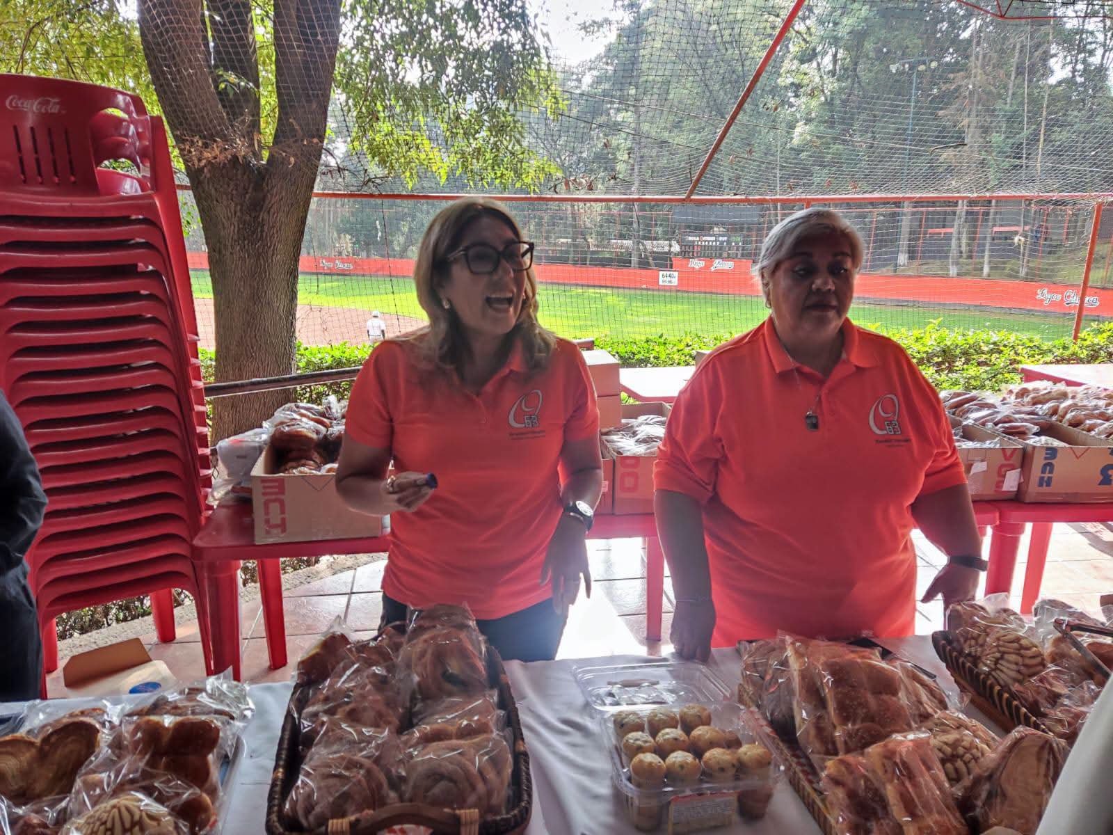Un momento compartido detrás de una mesa con pan.